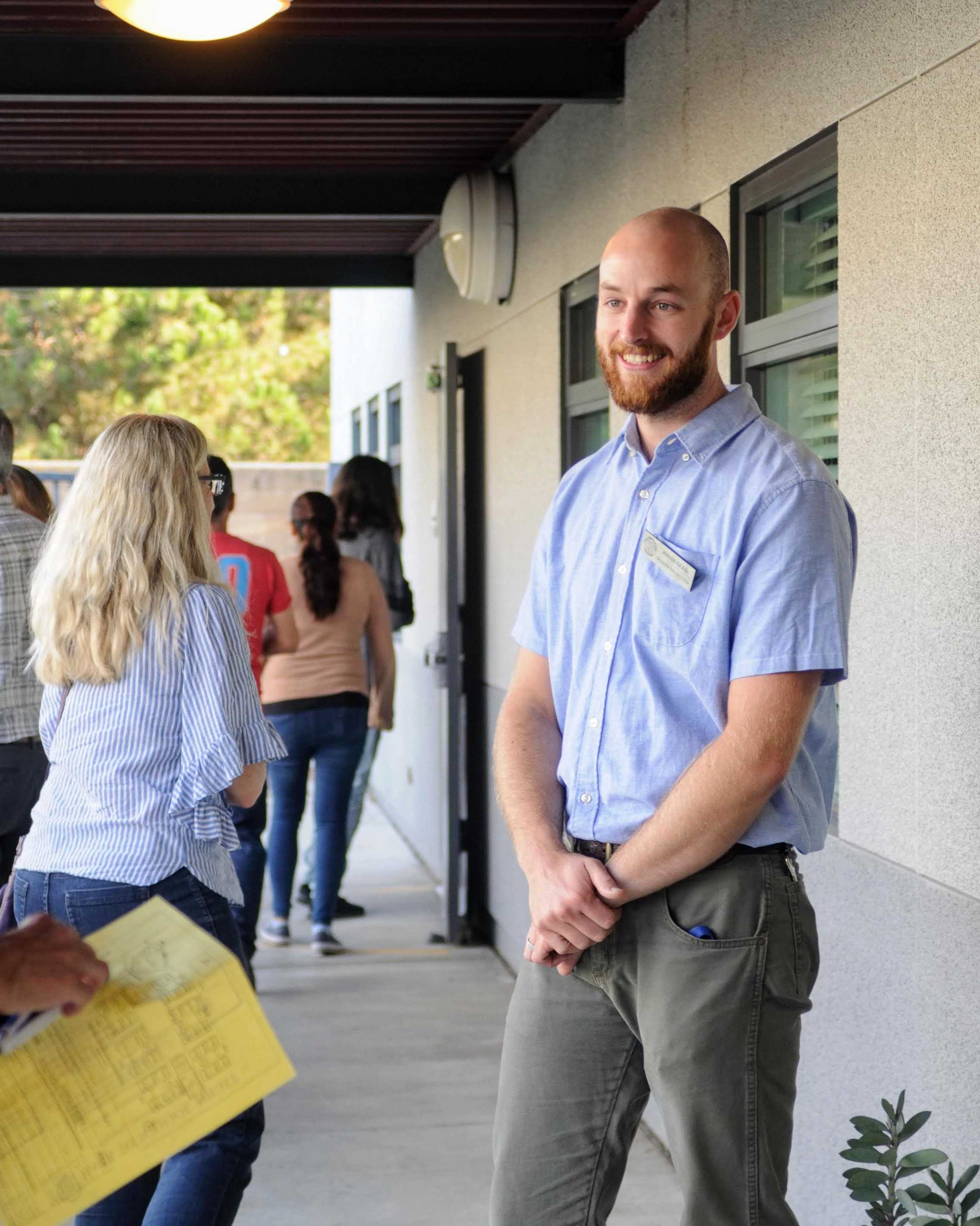 Señor Guzik greets parents as they enter his classroom.Credit: Muriel Rowley / The Foothill Dragon Press