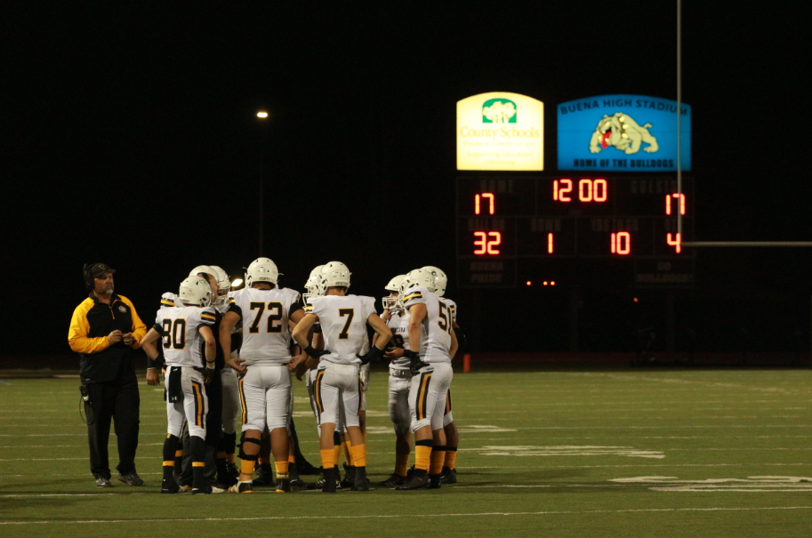 The Cougars huddle up before the start of the fourth quarter. Credit: Jason Messner / The Foothill Dragon Press 