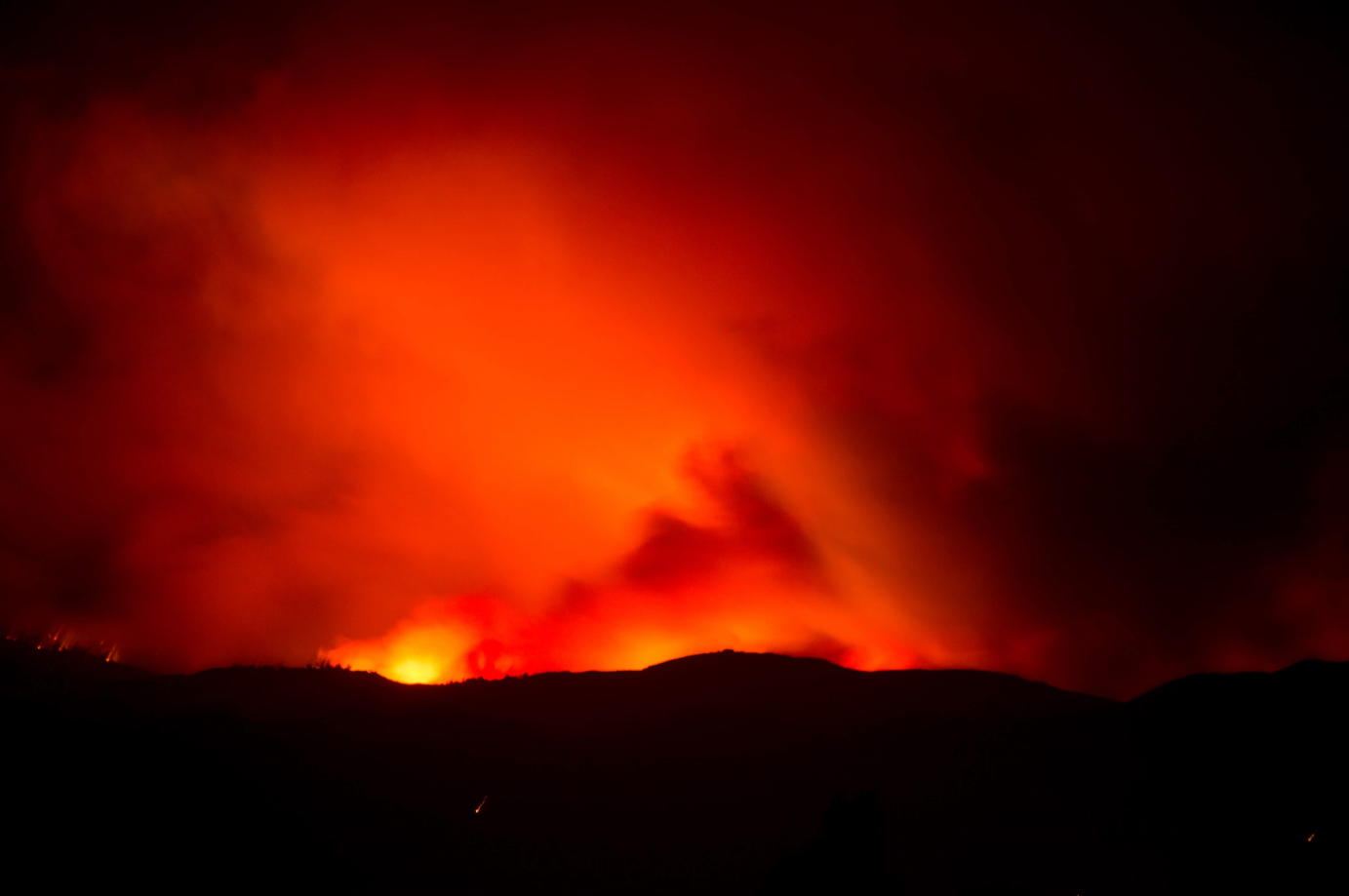 The red glow of the Woolsey Fire silhouettes the Camarillo mountain range as winds pick up. Credit: Stefan Fahr / The Foothill Dragon Press