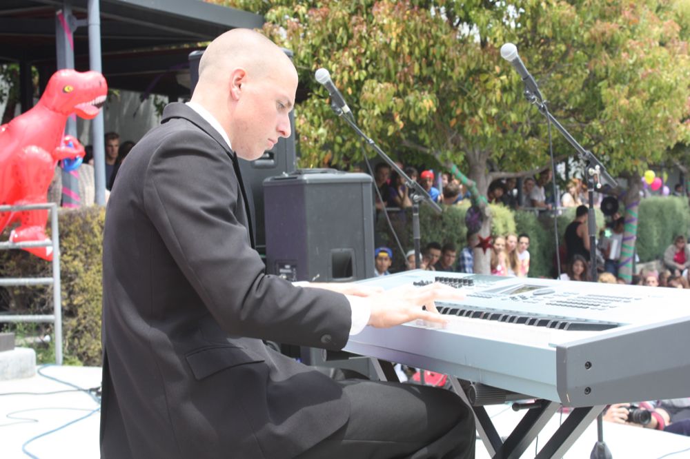 Sophomore K.J. King plays an original piano composition. Credit: Chrissy Springer/The Foothill Dragon Press.