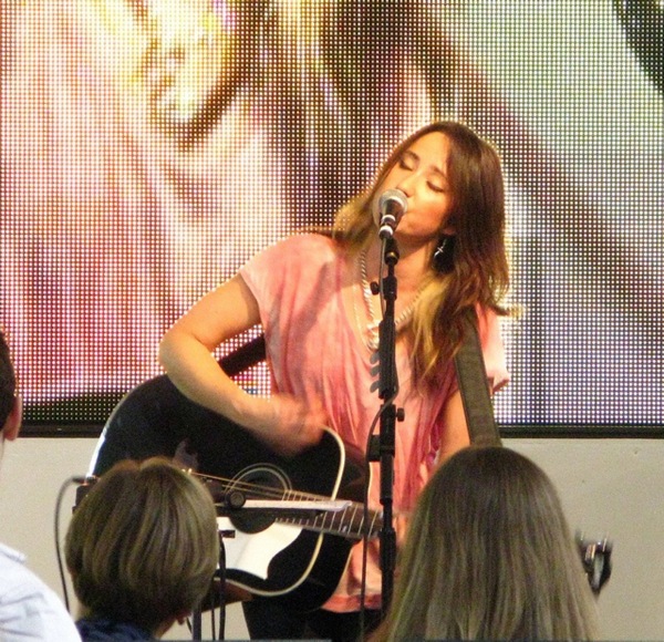 KT Tunstall performs for her latest album. Creative Commons-licensed photo by Steve Selwood on Flickr.·