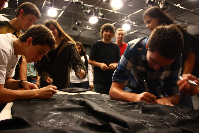 Freshmen sign their names to pledge that they will "start strong." Credit: Aysen Tan/The Foothill Dragon Press