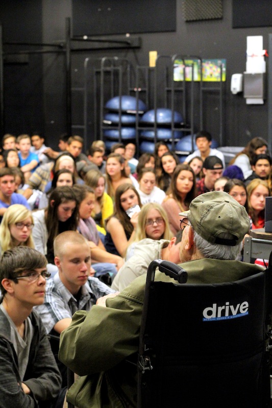 Holocaust survivor Bernd Simon speaks to sophomores about his experience as both a concentration camp survivor and "Nazi hunter." Credit: Josh Ren/The Foothill Dragon Press