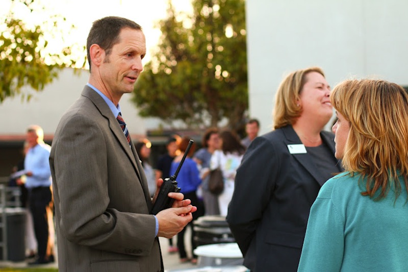 Principal Joe Bova talks with Foothill parent Marie Lakin at Back to School Night on Thursday. Credit: Aysen Tan/The Foothill Dragon Press
