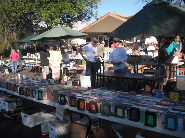 Volunteers gather October 9 at former Wright Library for book sale. Eva Morales/The Foothill Dragon Press.