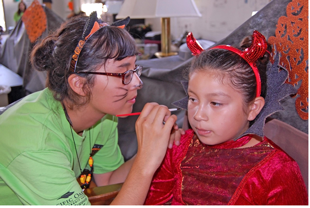Ventura College student Izzy Morones helped paint faces for a City Corps Halloween event. Photo/Alex Phelps, The Foothill Dragon Press