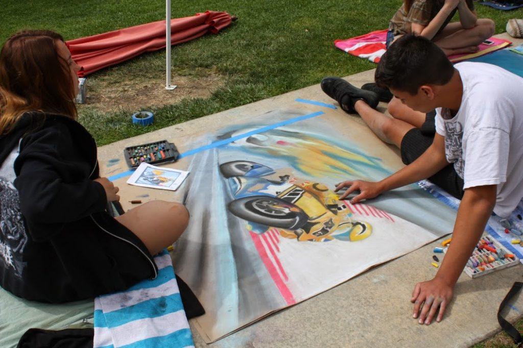 Juniors Lucy Knowles and Michael Hampton bask in the sun while working hard on their art piece. Credit: Maddy Schmitt/The Foothill Dragon Press