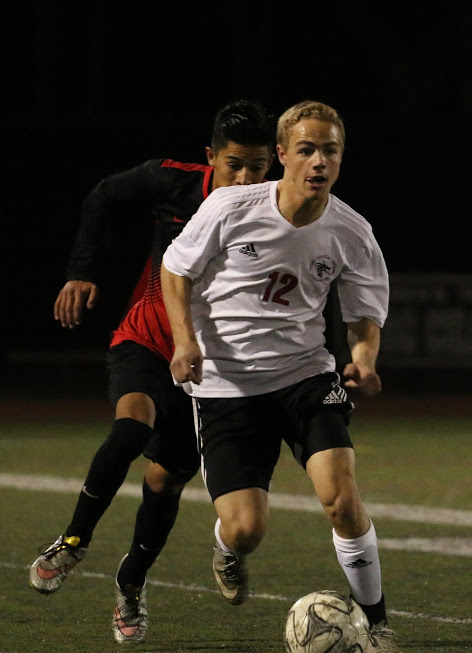 Sophomore Ezekiel Colby advances the ball. Credit: Grace Carey/The Foothill Dragon Press