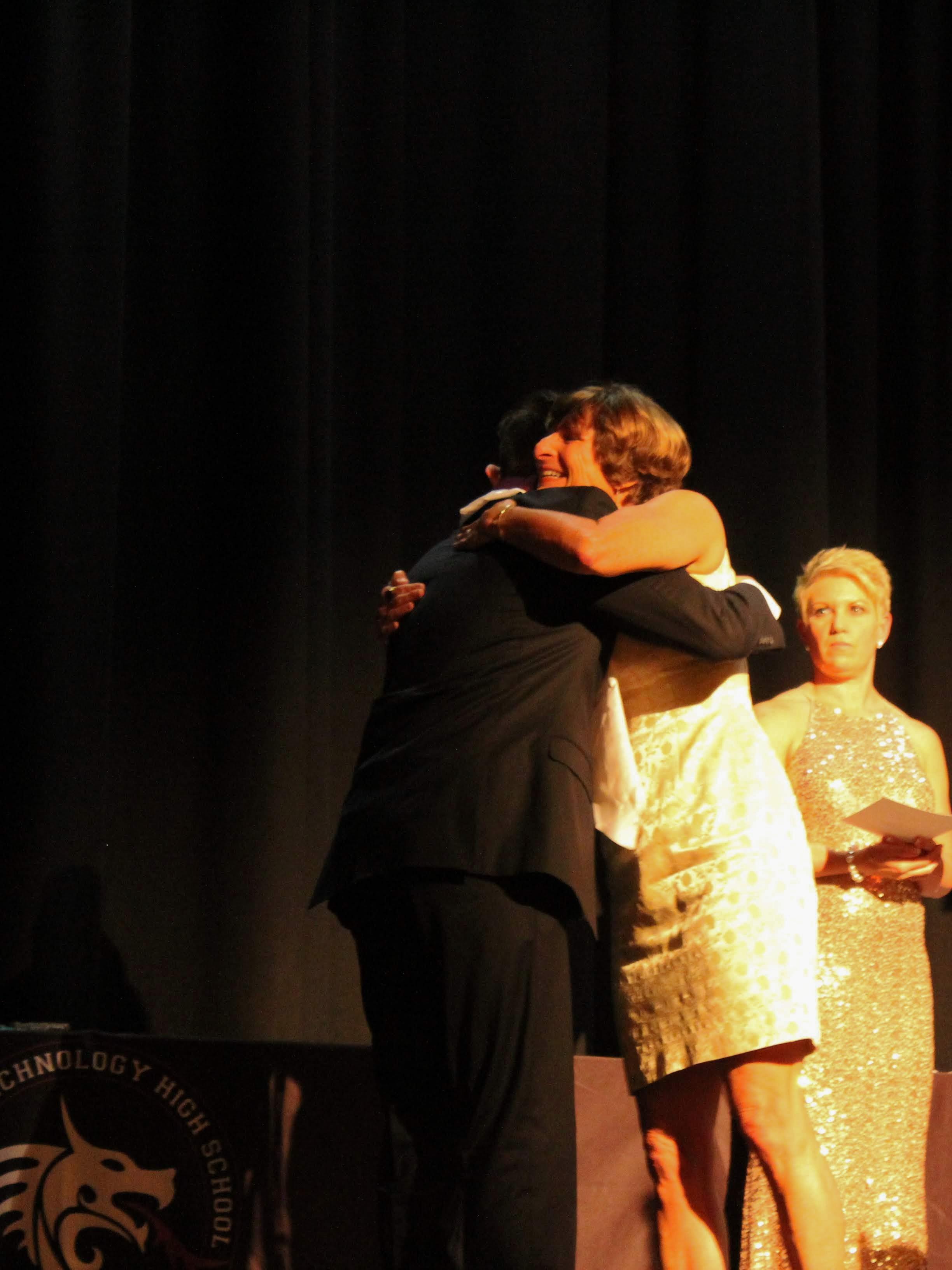  Cherie Eulau congratulates an award winner with a hug. Credit: Quinn Dinkler / The Foothill Dragon Press