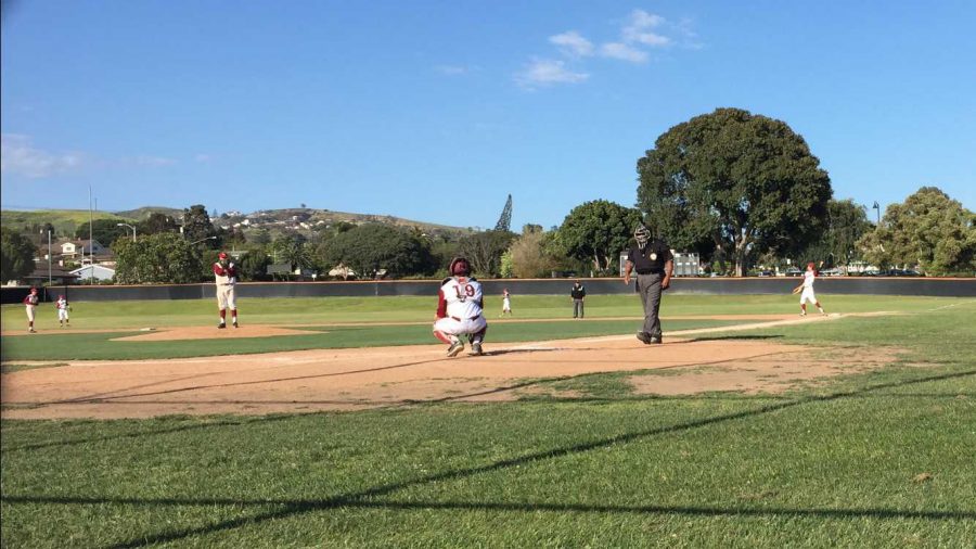 The+Dragons+warm+up+for+defense+before+an+inning.+Credit%3A+Nick+Zoll+%2F+The+Foothill+Dragon+Press