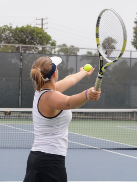 Olga Qoshlli 21' prepares to hit a serve. Credit: Muriel Rowley / The Foothill Dragon Press