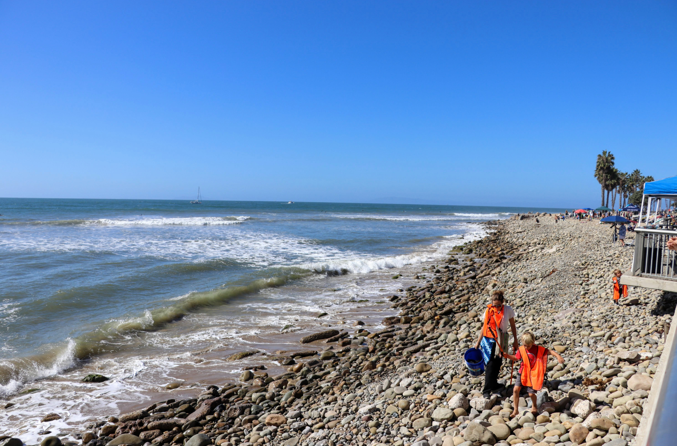 The Surfrider Foundation encourages people to keep our beaches beautiful by picking up trash as the California Street Classic is underway. Credit: Olivia Sanford / The Foothill Dragon Press