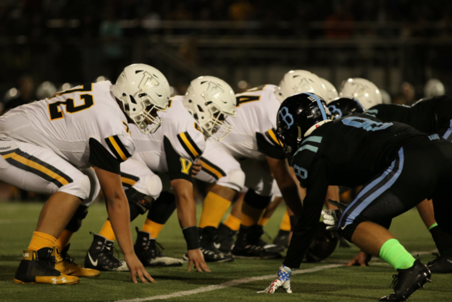 The Cougars, on offense, and the Bulldogs line up head to head for the next play. Credit: Olivia Sanford / The Foothill Dragon Press