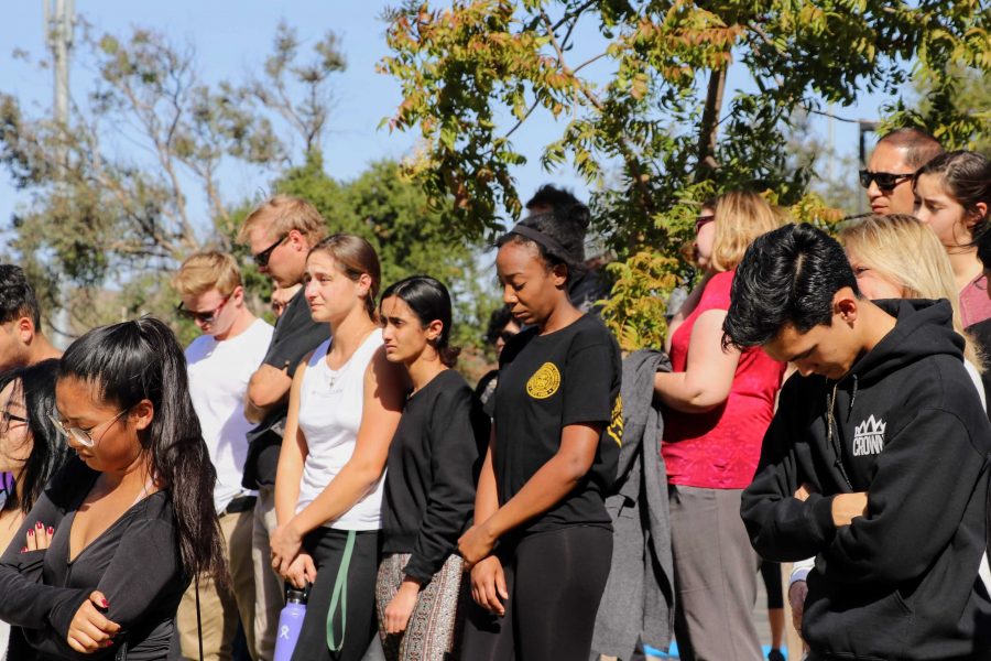 Students bow their heads to show respect for the 12 innocent lives lost. Credit: Olivia Sanford / The Foothill Dragon Press