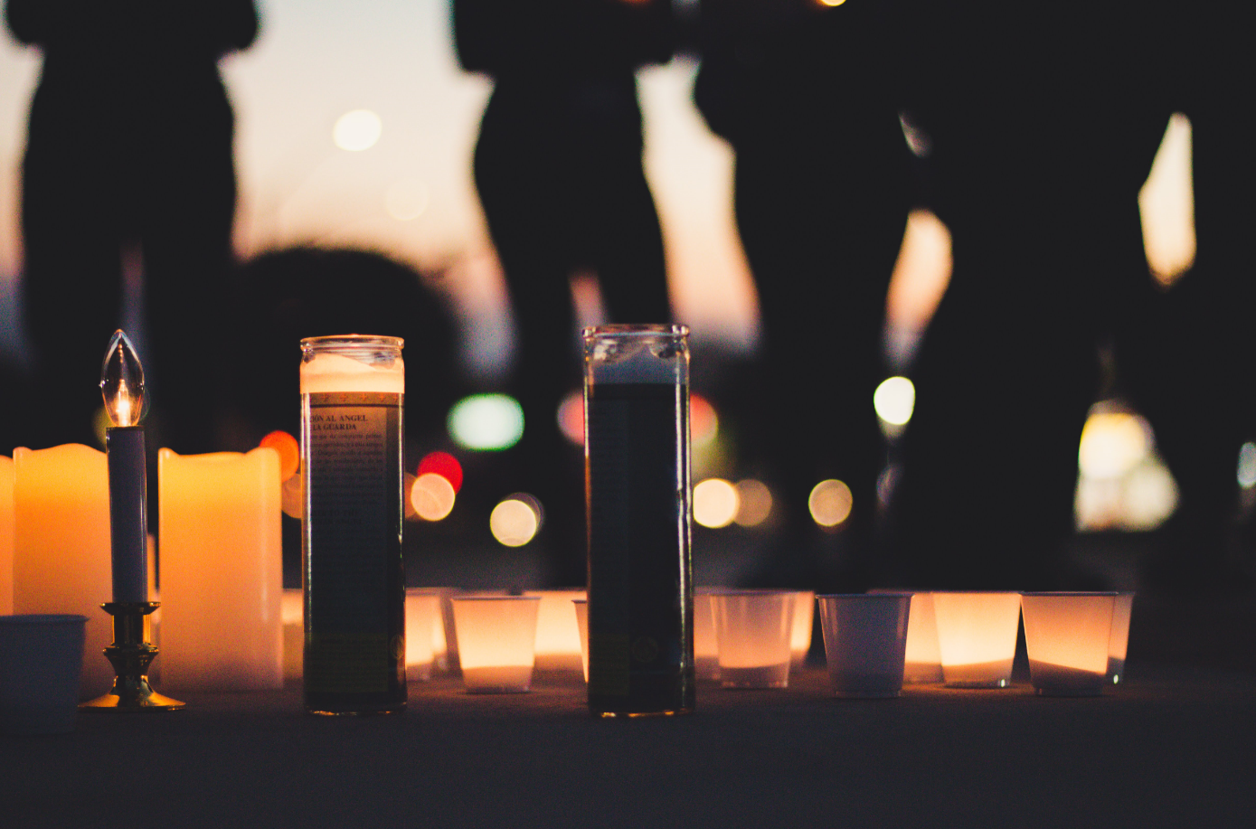 A group of candles were placed at the base of the United States flag to pay tribute to the lives lost in Thousand Oaks, Ca. Credit: Stefan Fahr / The Foothill Dragon Press