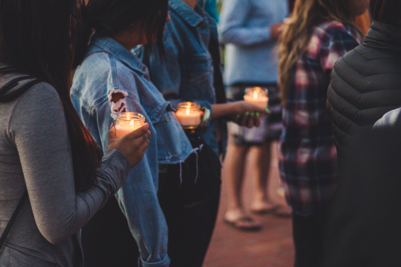 Venturans hold candles to mourn the loss of those murdered at the Borderline Bar & Grill in Thousand Oaks, Ca. Credit: Stefan Fahr / The Foothill Dragon Press