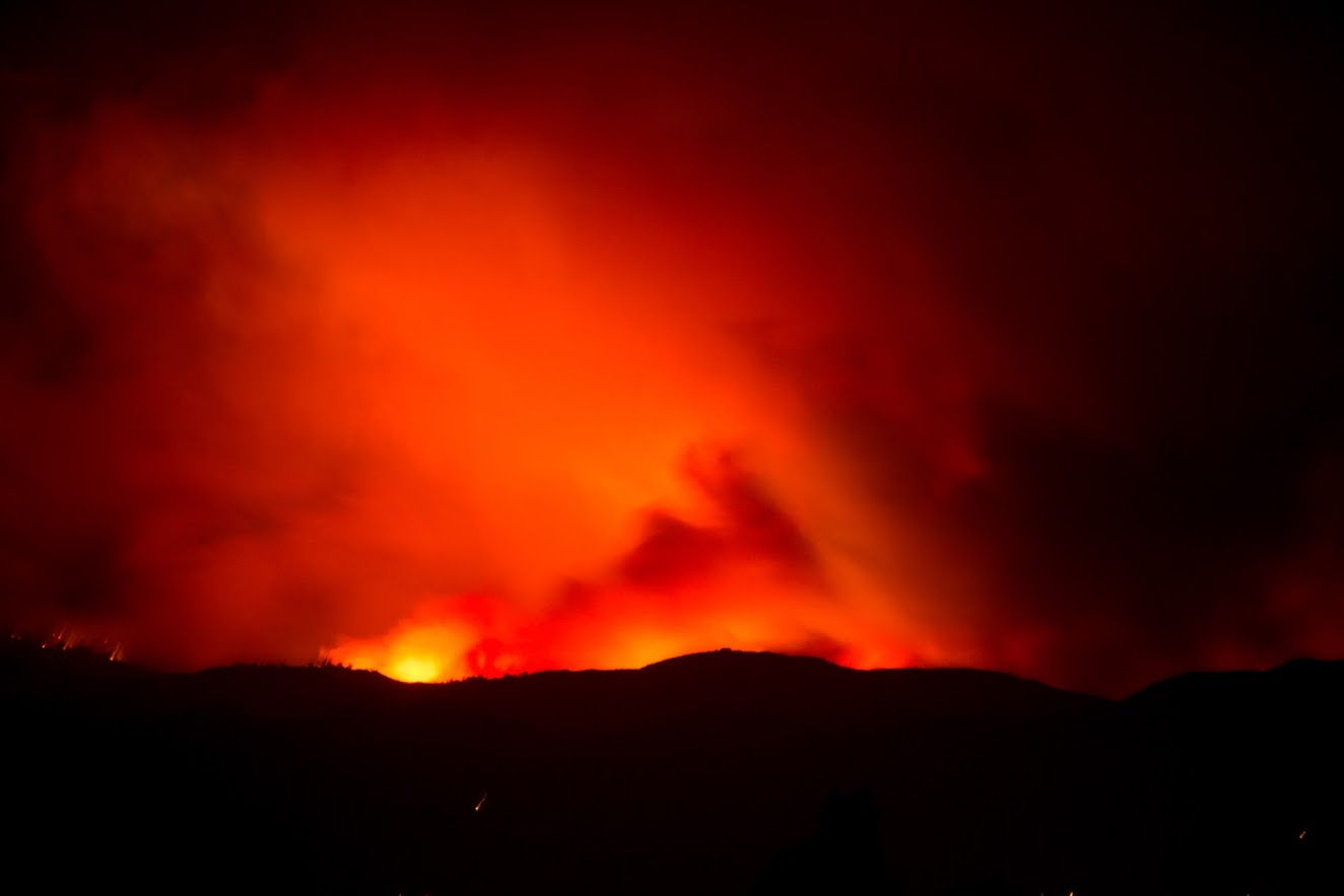 The red glow of the Woolsey Fire silhouettes the Camarillo mountain range as winds pick up. Credit: Stefan Fahr / The Foothill Dragon Press