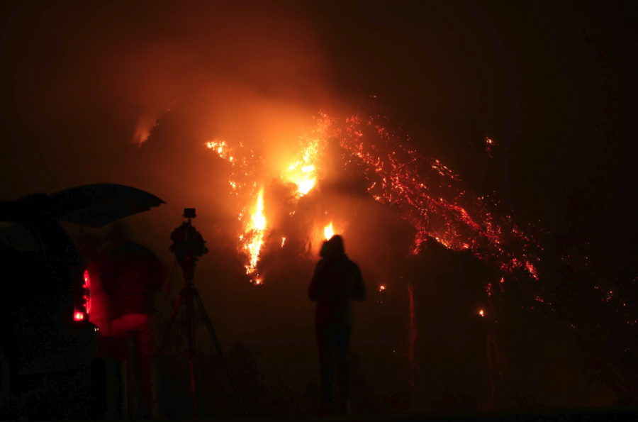 News reporters watch as the Thomas fire spreads into the western hillsides across from the Ventura Avenue. Credit: Stefan Fahr / The Foothill Dragon Press