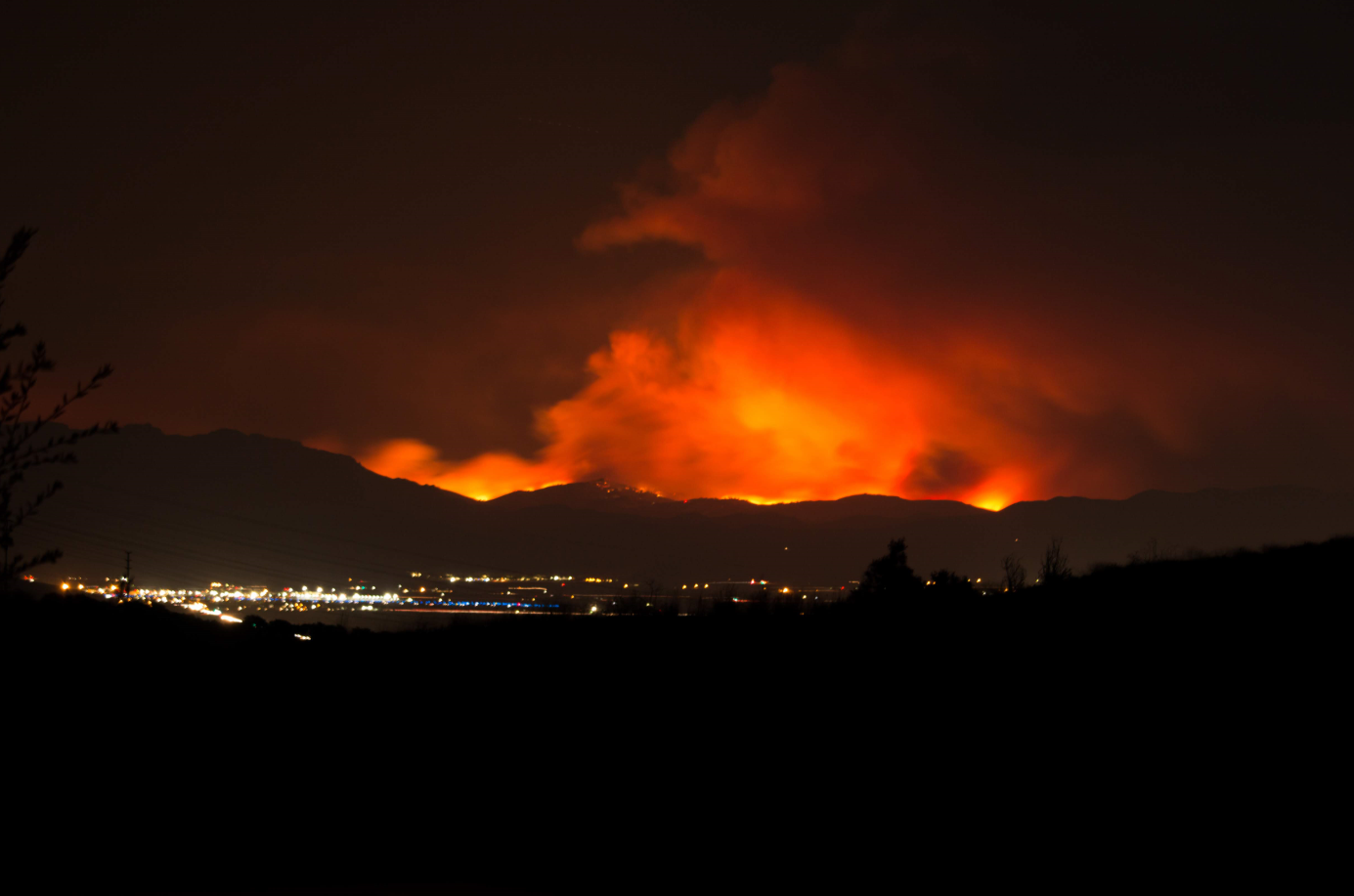 Infernos rage in the hills above Camarillo, pulsating in brightness as wind conditions fuel the fire. Credit: Stefan Fahr / The Foothill Dragon Press