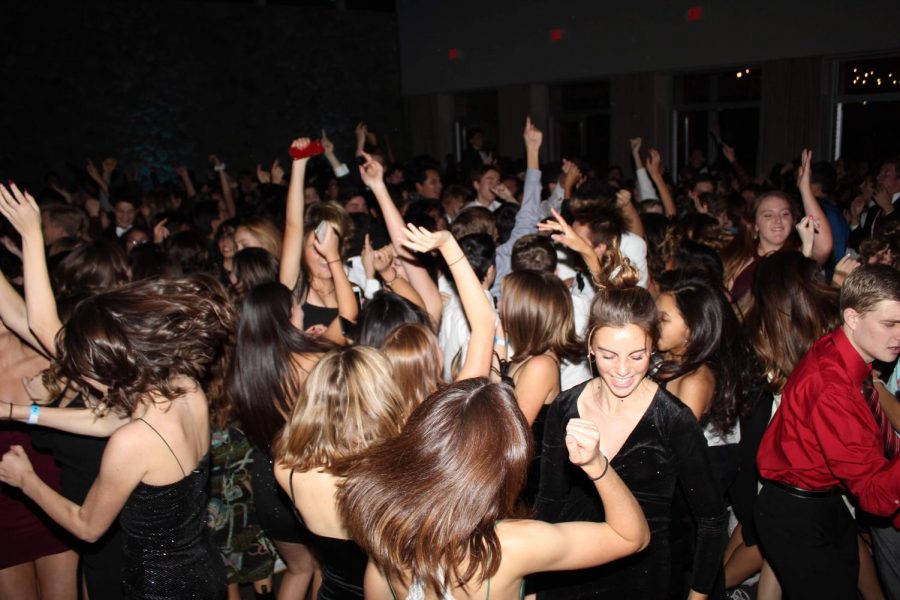 Students+from+every+grade+level+enjoy+their+time+on+the+dance+floor.