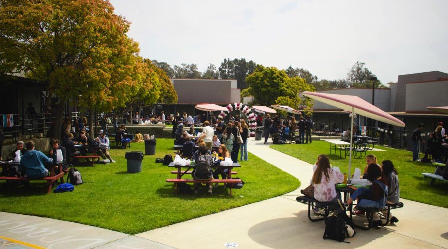 Foothill+Tech+students+enjoy+their+lunches+and+a+mask+break+on+a+bright%2C+beautiful+spring+day.