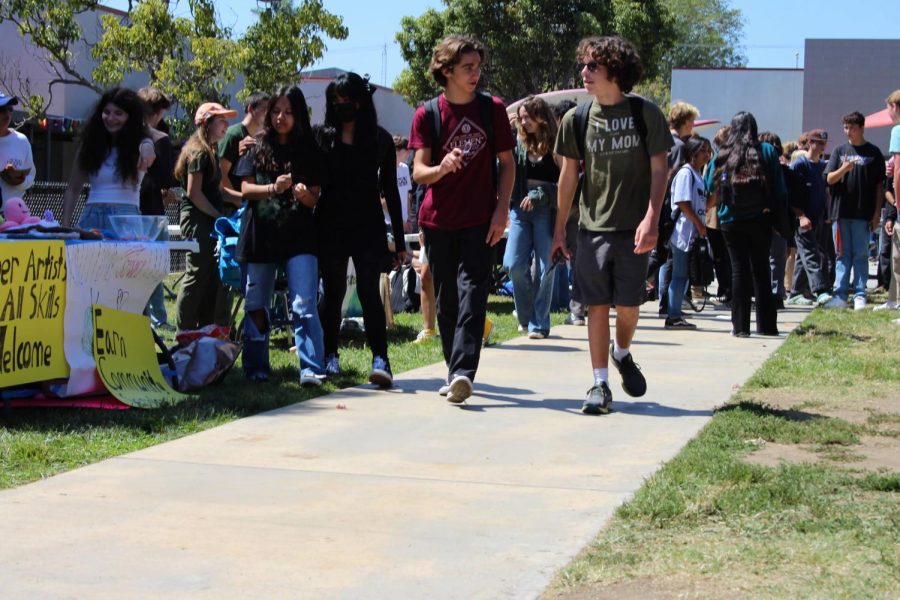 Foothill+Tech+students+as+they+walk+through+the+quad+and+inquire+about+the+various+clubs.