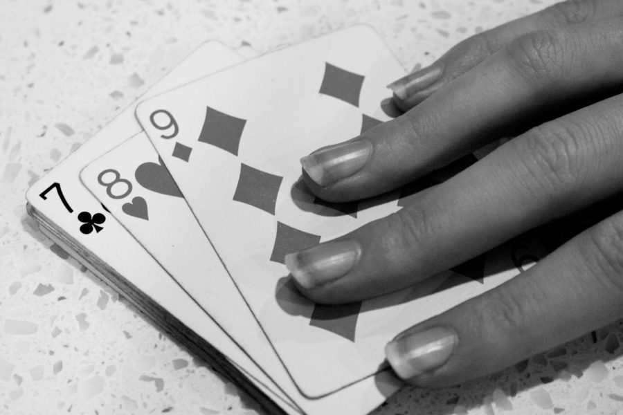 A player slaps notices the staircase sequence of eight, nine, 10 and slaps the deck first in order to win all of the cards in the middle pile. The three sequences that players can slap in order to win cards are called sandwiches (two of the same cards with a different card separating them), doubles (two of them same cards in a row) and upwards or downwards staircases (three numbers and/or suits moving up or down consecutively).