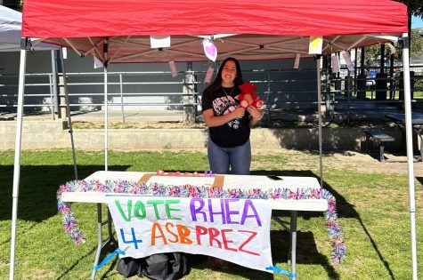 Future ASB President Rhea Gill 25 invites students to vote for her at the candidate faire on Feb. 8, 2023 with a sign that reads Vote Rhea 4 ASB Prez.