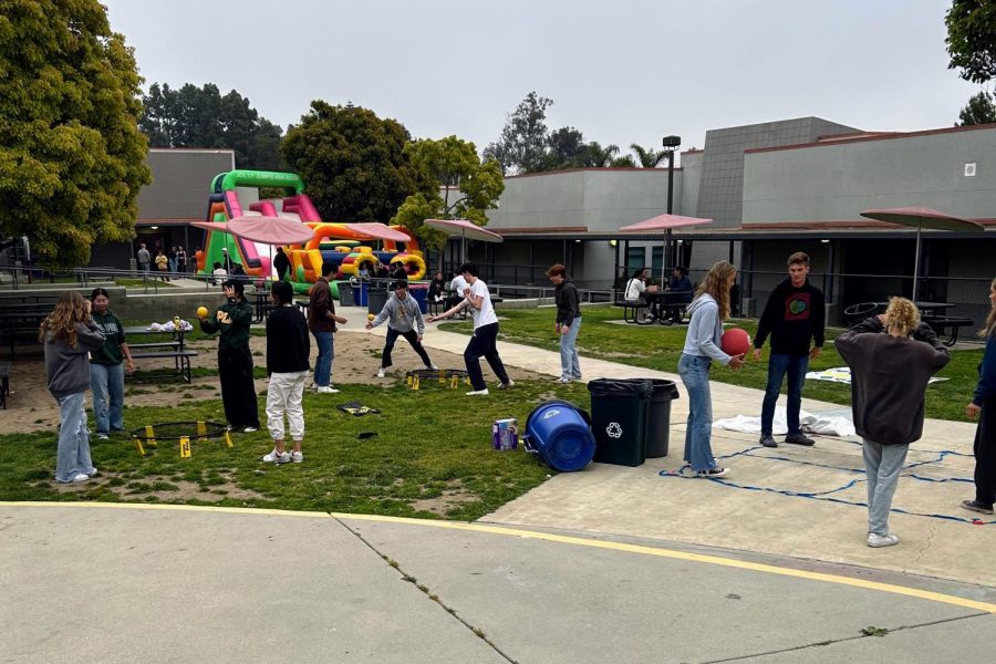 Seniors pile into the Foothill Technology High School (Foothill Tech) quad to enjoy their senior recess participating in activities that bring them back to their elementary days.