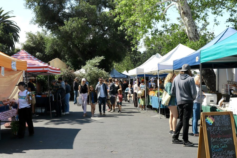On+yet+another+sunny+day+in+Ojai+Calif%2C+shoppers+eagerly+wander+the+streets+as+they+await+for+a+vendor+to+catch+their+eyes.+The+Farmers+Market%2C+which+is+held+every+Sunday%2C+crowds+the+thriving+streets+of+%E2%80%9Cthe+Arcade%E2%80%9D+and+sells+an+array+of+locally+made+or+sourced+products.