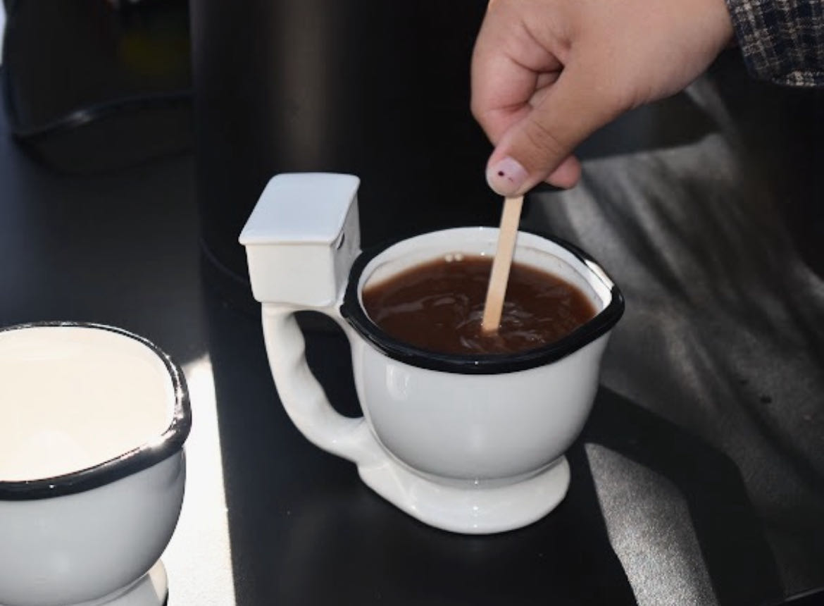 Hot chocolate was offered in free ceramic toilet-shaped mugs, which attendees could take home as a souvenir from the event.