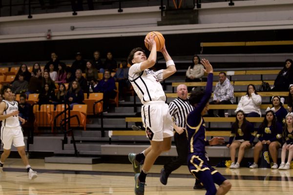 Boys basketball outlasts Santa Clara in 53-44 victory