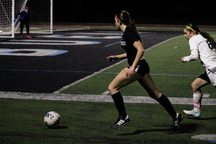 On Jan. 14, 2025, the Foothill Technology High School (Foothill Tech) Dragons faced off against the St. Bonaventure Seraphs. Pictured above, Siena Meter '26 drives down the sideline in hopes of passing the ball into scoring position.