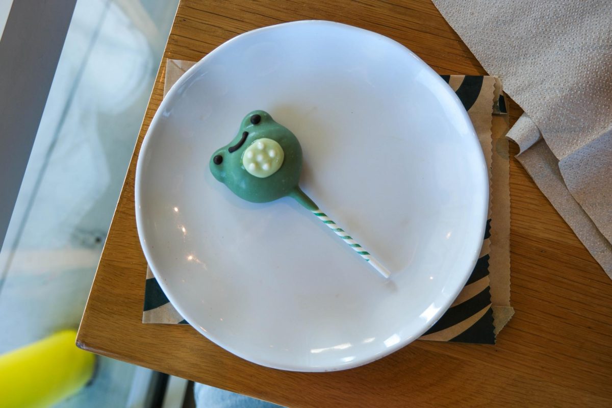 Starbucks' Frog Cake Pop is one of the most beloved additions to the 2026 spring menu. The thick coat of sage buttercream frosting mantled the inner moist vanilla cake. Apart from the taste, a noteworthy observation was the culinary art that lay on top of the icing coat.