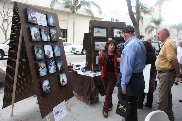 An artist explains their photography to passersby at the Ventura Artwalk last weekend. Chrissy Springer/The Foothill Dragon Press.