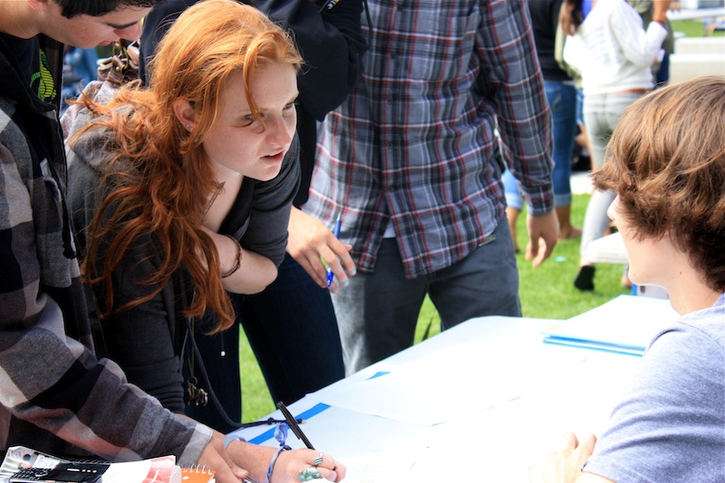 Senior Lauren Sohasky registers for a club while talking to senior Trevor Kirby during Club Rush on Tuesday. Credit: Megan Kearney/The Foothill Dragon Press.