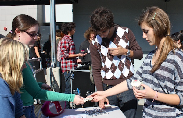 Junior Emily Rath buys a cupcake from senior Madeline Bell who was trying to raise awareness about Type 1 diabetes. Credit: Karen Fox/The Foothill Dragon Press.