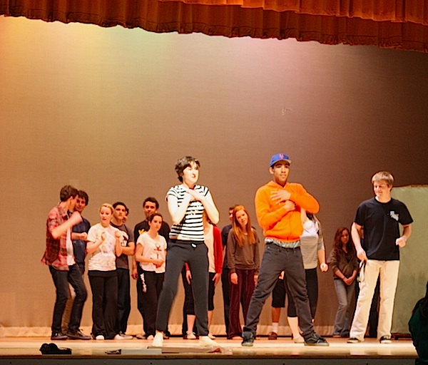 The Ventura High cast rehearses for the upcoming production of Hairspray. Credit: Caitlin Trude/The Foothill Dragon Press.