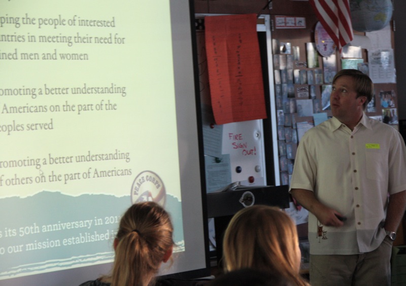 Guest speaker Ken Leandro shared his experiences volunteering in the Peace Corps with Foothill seniors on Monday. Credit: Glenda Marshall/The Foothill Dragon Press. 