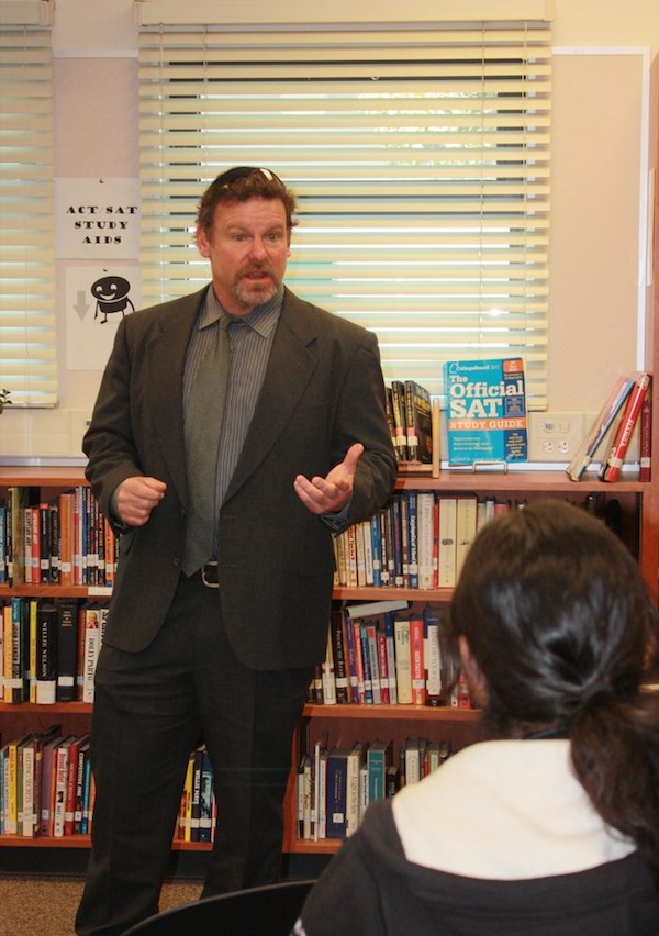 FBI agent David Freihon answers sophomore Marisa Martinezs questions about the job during Sophomore Career Day. Credit: Anaika Miller/The Foothill Dragon Press.