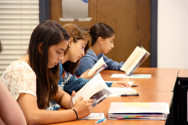 Freshmen sample book selections for the new Ninth Grade Project, the goal of which is to get students to unplug. Credit: Megan Kearney/The Foothill Dragon Press