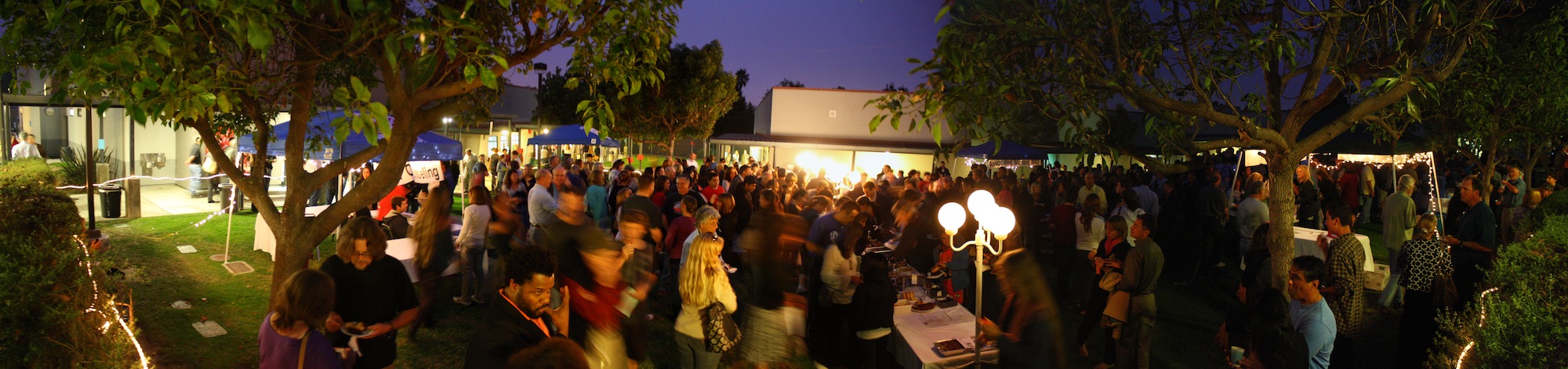 Guests at Foothill's Back to School Night enjoyed socializing in the quad Wednesday evening between teacher presentations. Credit: Aysen Tan/The Foothill Dragon Press.