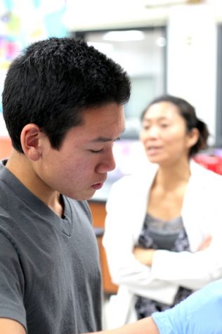 Junior Norint Tung works on a lab in Medical Technology, the second course in the BioScience Academy, while teacher Mika Anderson instructs students. Credit: Josh Ren/The Foothill Dragon Press