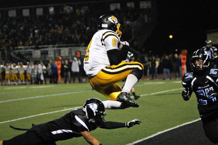 Ventura senior Jon Kroll scores a touchdown in the 50th game between cross-town rivals Buena and Ventura. Credit: Bethany Fankhauser/The Foothill Dragon Press