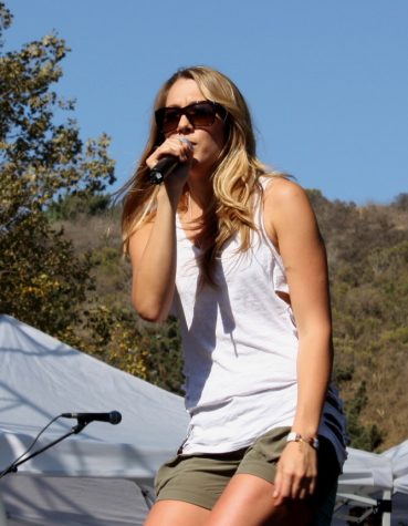 Colbie Caillat belts out a song for the audience of the 2010 Ventura Hillsides Music Festival. Photo and slideshow by Rachel Crane of·The Foothill Dragon Press.