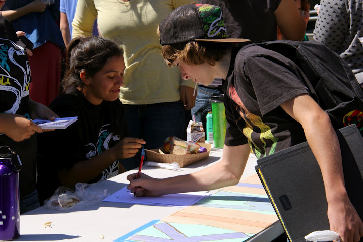 Students sign up to join Kiwins at Club Rush on Tuesday. Credit: Josh Ren/The Foothill Dragon Press