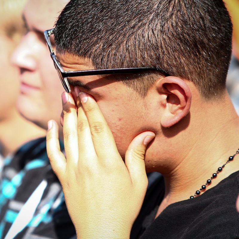 Opinion writer Otto Tielemans watches the "Every 15 Minutes" crash scene. Credit: Bethany Fankhauser/The Foothill Dragon Press