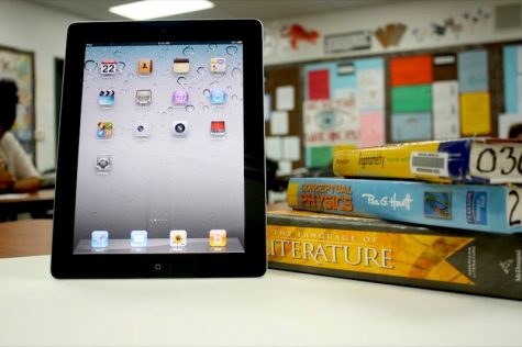 Though some value the small size of the iPad, others argue that it is harder to read on. Credit: Aysen Tan/The Foothill Dragon Press.