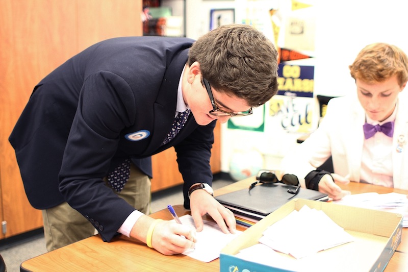 PAAC president Stephen Mariani tallies votes for the mock election put on by the club on Tuesday. Credit: Aysen Tan/The Foothill Dragon Press